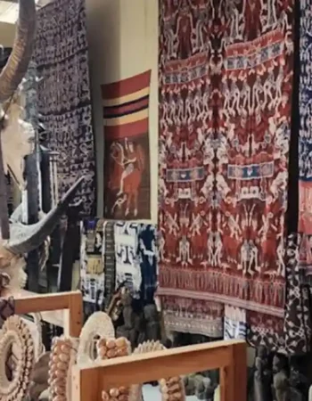 Cafe Foodie & Art Shop Waikabubak Sumba Barat